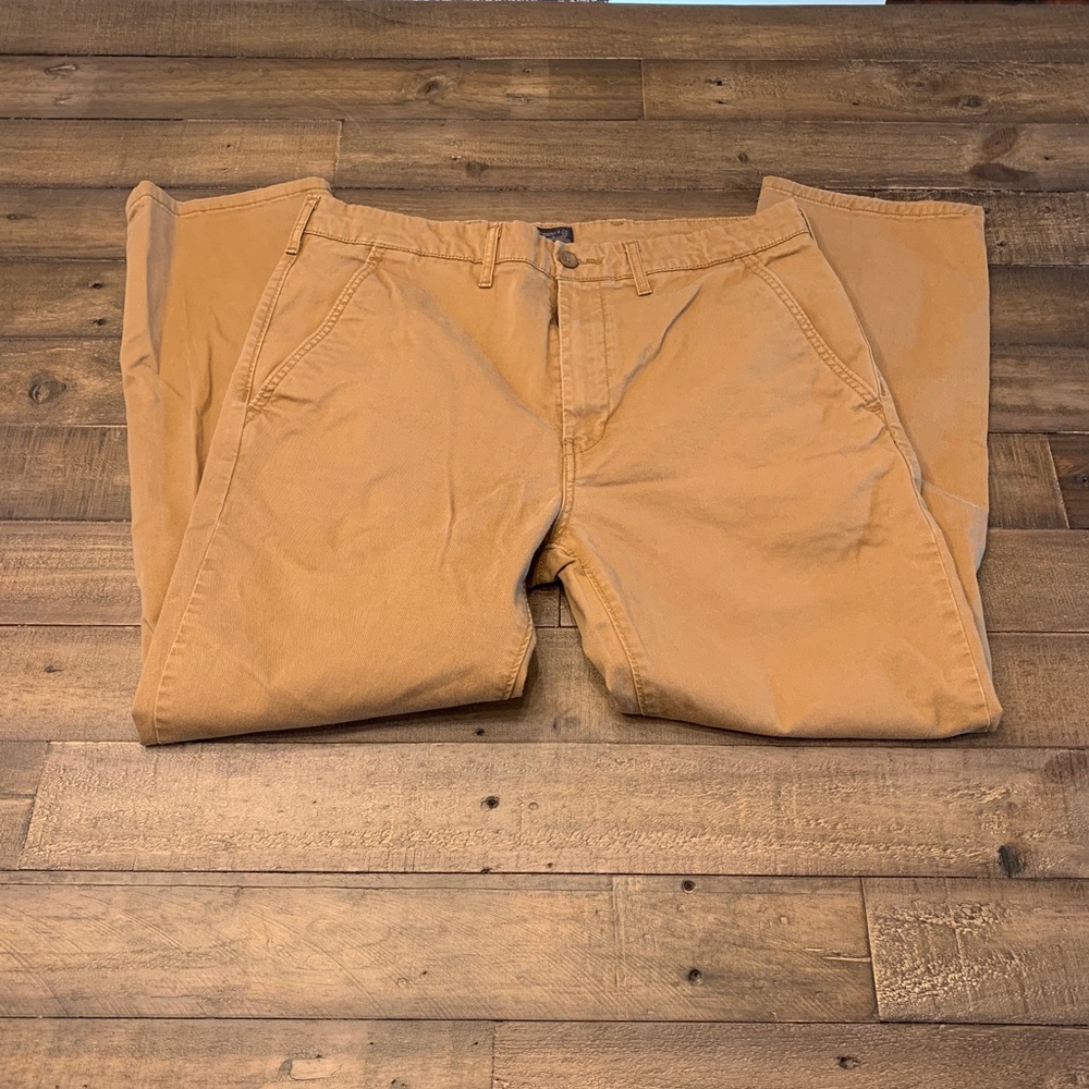 Men’s Levi’s khaki pants